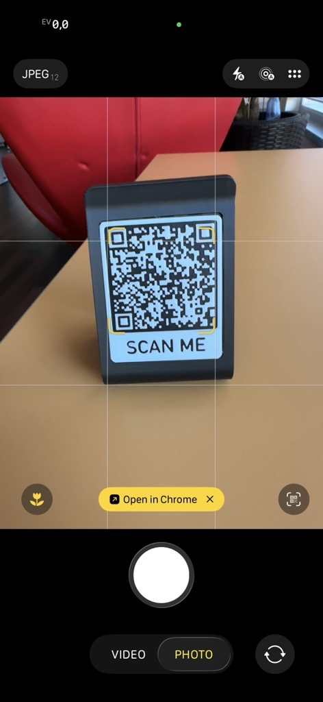 Telefonul clientului scanează codul QR și deschide catalogul Nexus Retail