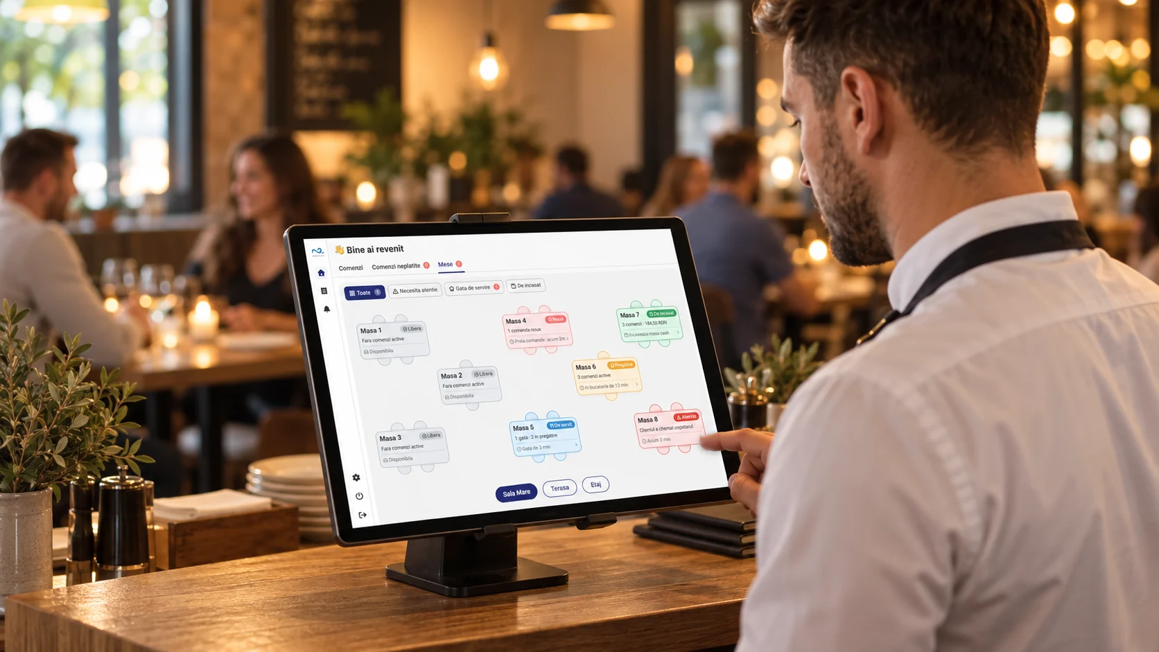 Ospătar care verifică mesele în modulul Restaurant din Nexus Retail